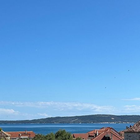 Bee House Suite - Brand New Apartment 100 M From Sea Kaštela Kültér fotó