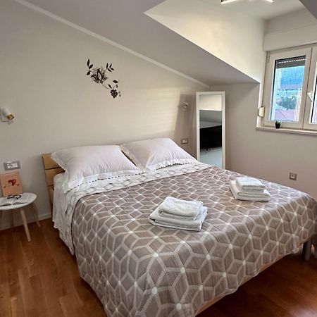 Bee House Suite - Brand New Apartment 100 M From Sea Kaštela Kültér fotó