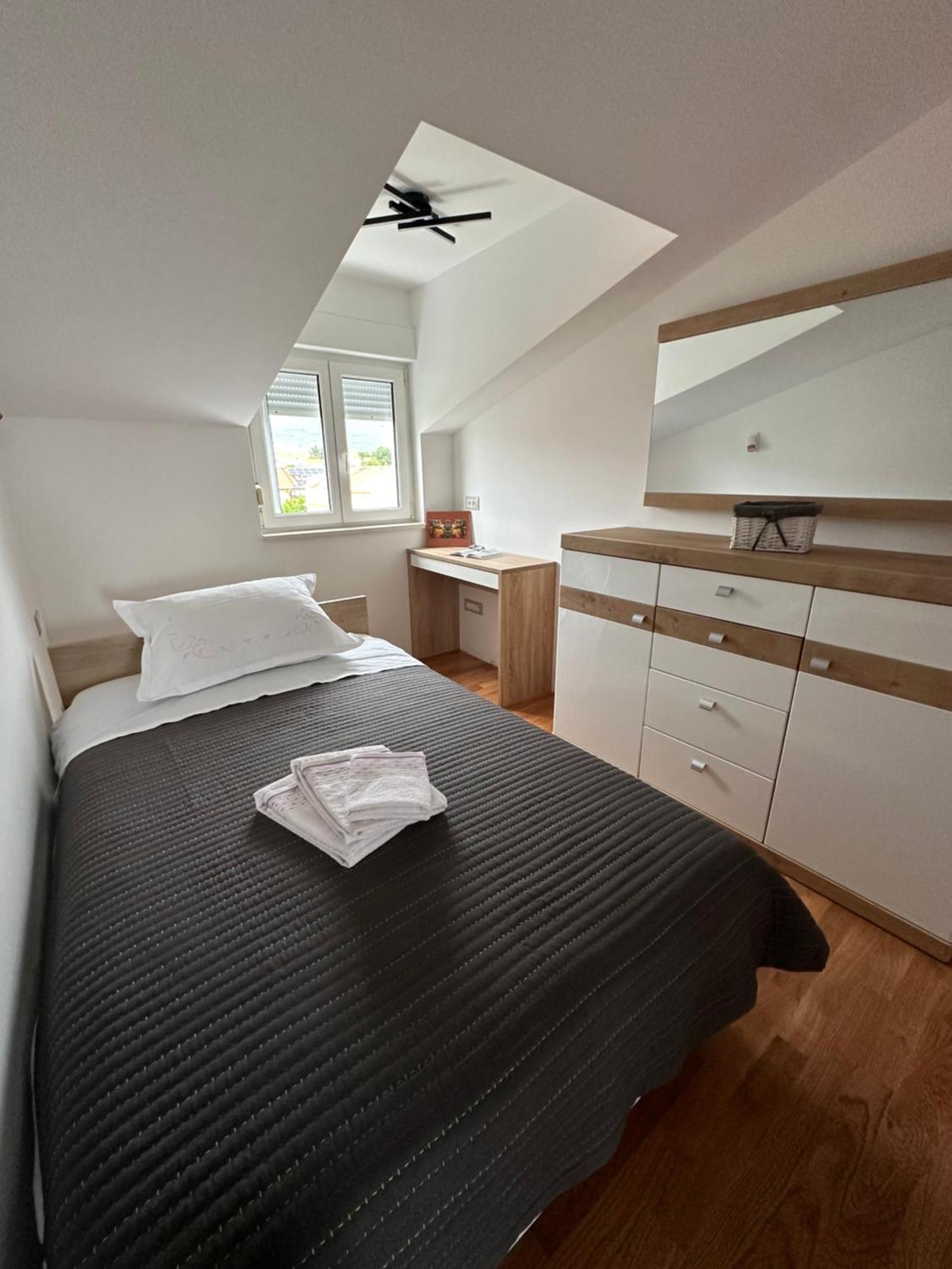 Bee House Suite - Brand New Apartment 100 M From Sea Kaštela Kültér fotó