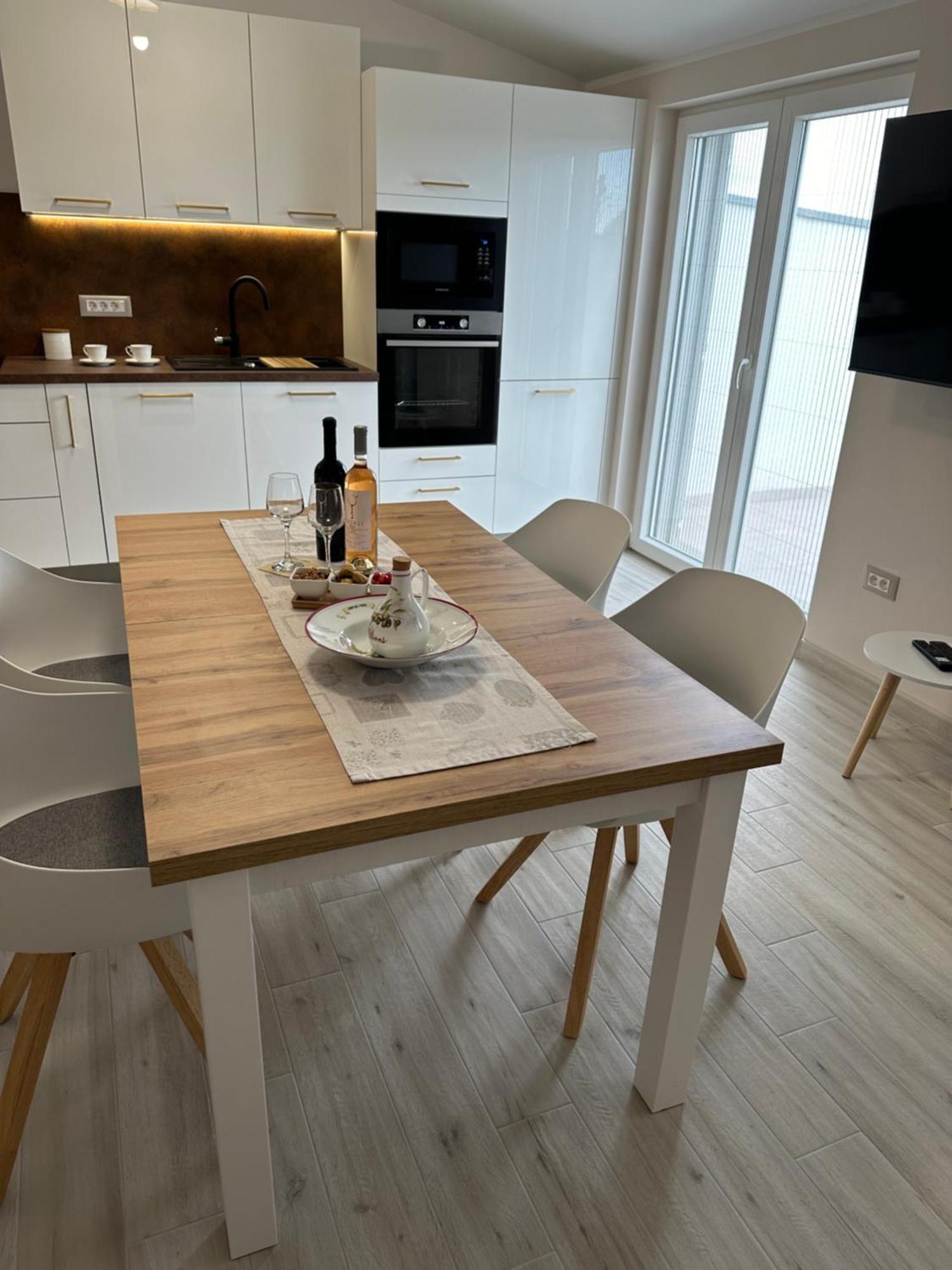 Bee House Suite - Brand New Apartment 100 M From Sea Kaštela Kültér fotó