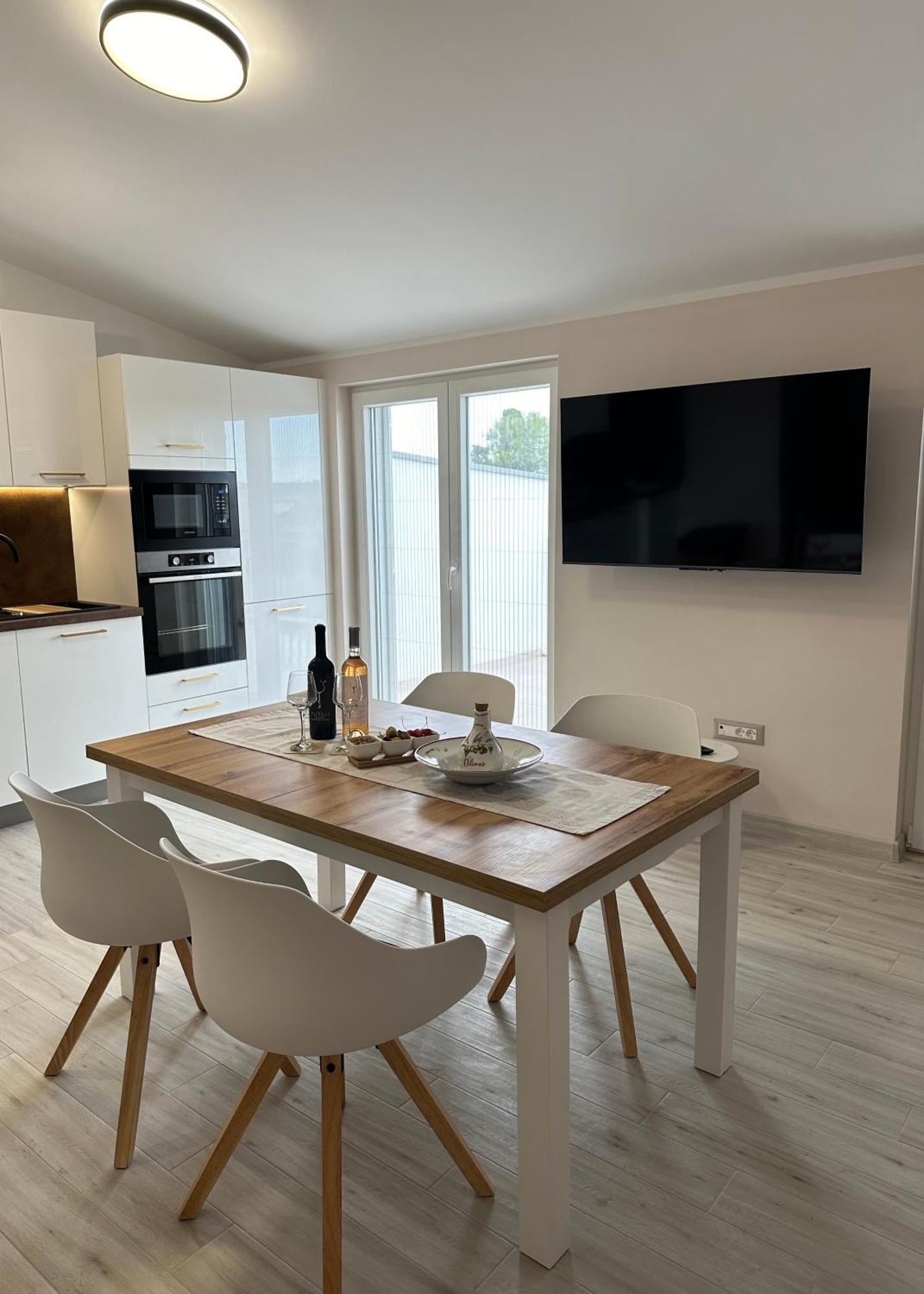 Bee House Suite - Brand New Apartment 100 M From Sea Kaštela Kültér fotó