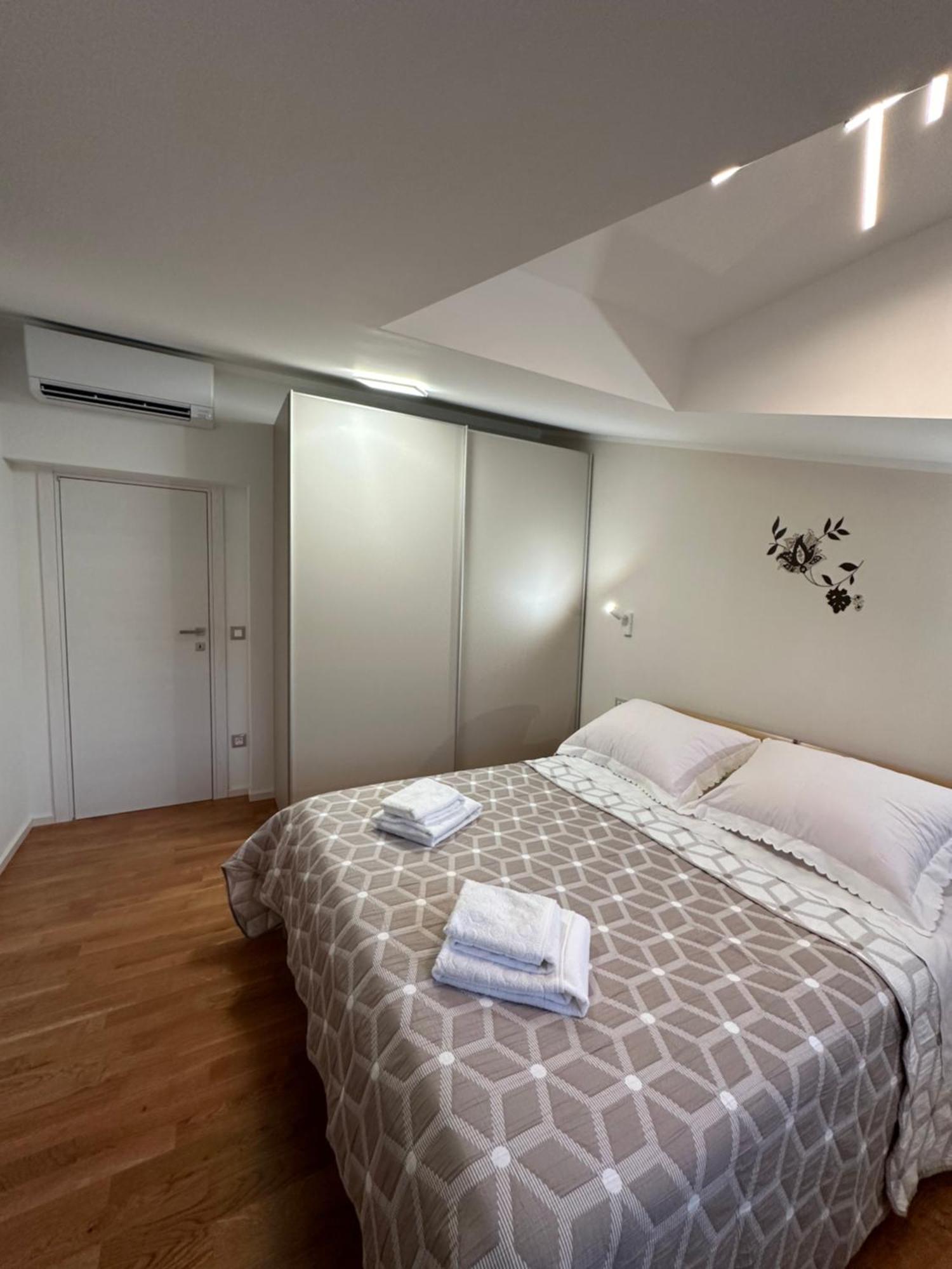 Bee House Suite - Brand New Apartment 100 M From Sea Kaštela Kültér fotó