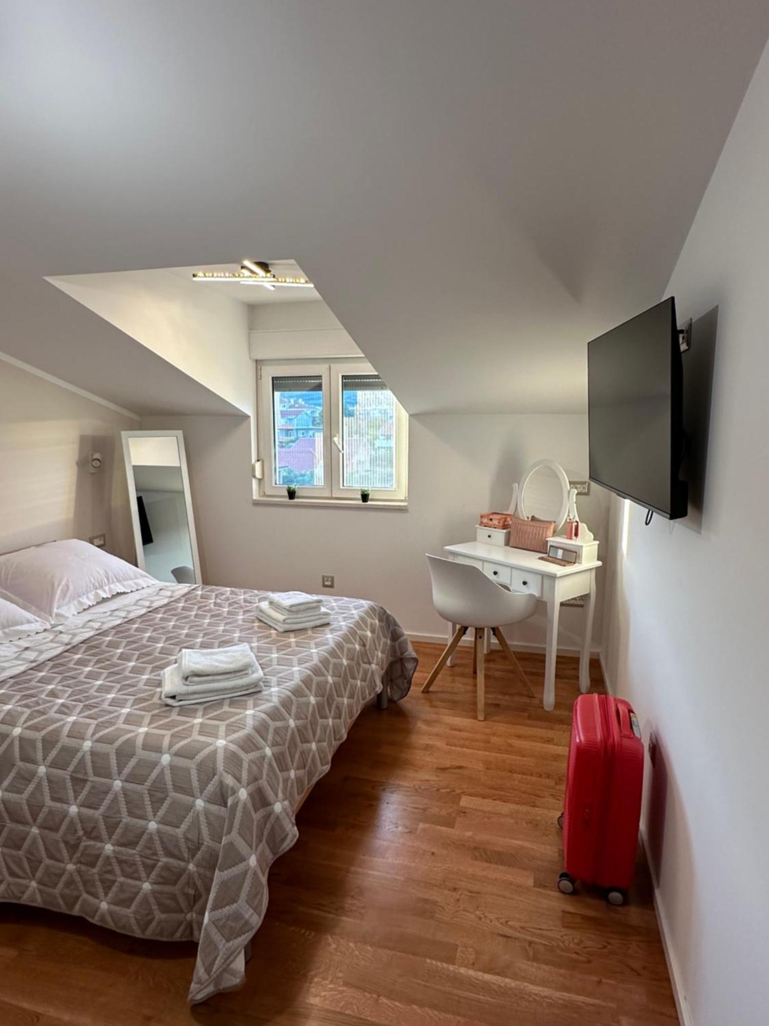 Bee House Suite - Brand New Apartment 100 M From Sea Kaštela Kültér fotó