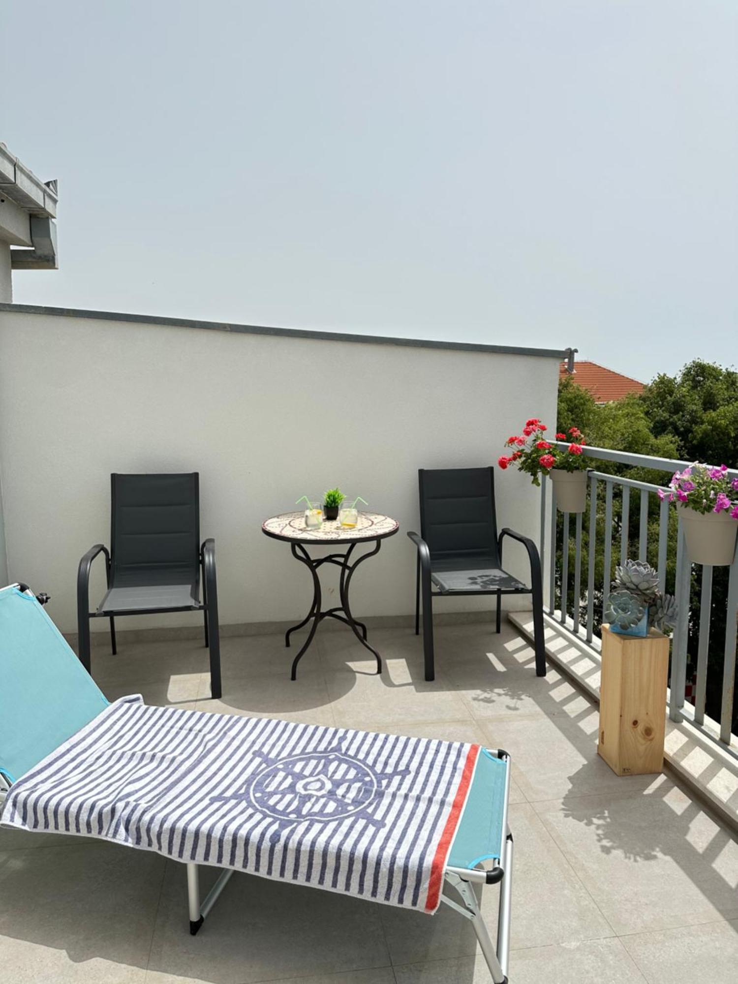 Bee House Suite - Brand New Apartment 100 M From Sea Kaštela Kültér fotó