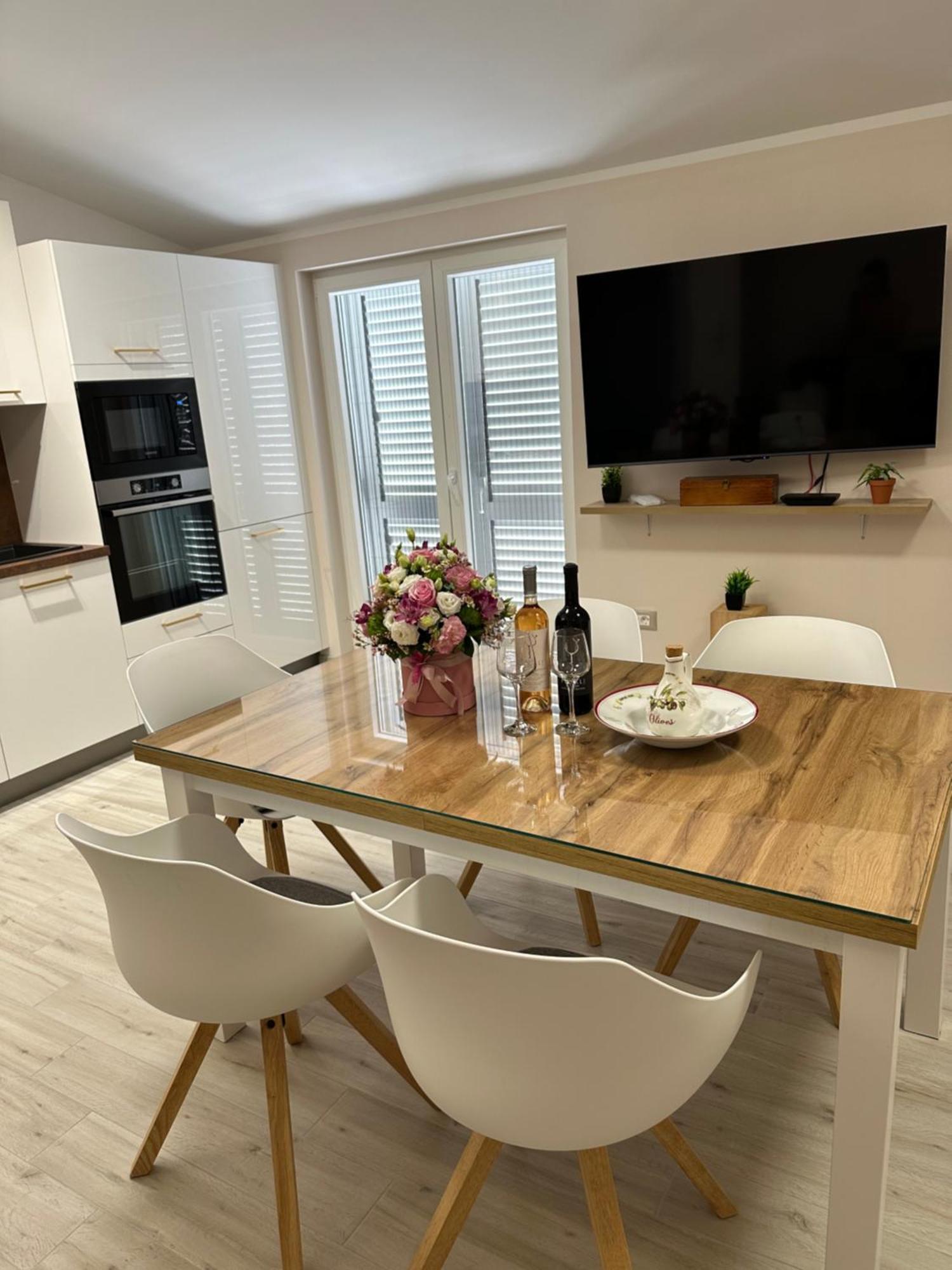 Bee House Suite - Brand New Apartment 100 M From Sea Kaštela Kültér fotó