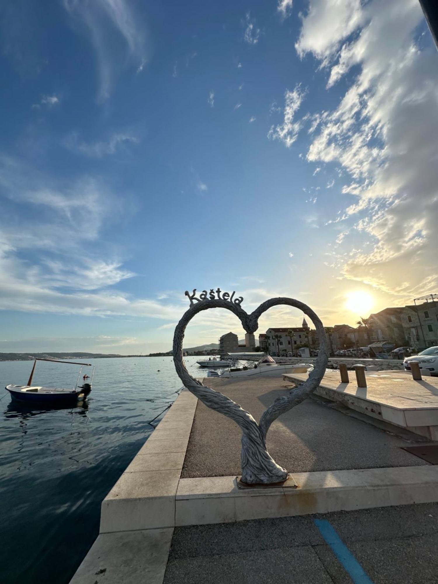 Bee House Suite - Brand New Apartment 100 M From Sea Kaštela Kültér fotó